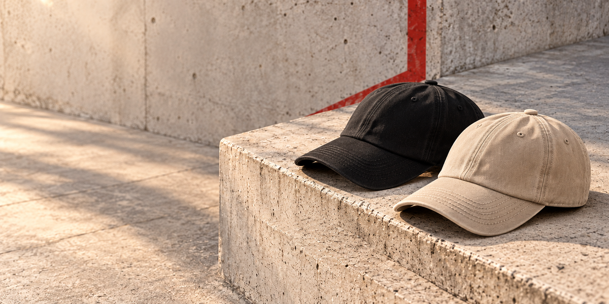Caps auf hellem Beton im warmen Sonnenlicht